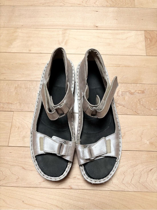 Shoes - Naot Pink Pearl Metallic Leather Sandals